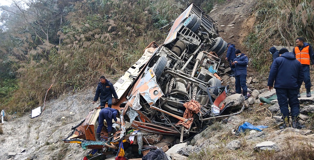 धादिङ बस दुर्घटना : उपचारका क्रममा एक घाइतेको मृत्यु, २२ जनालाई काठमाडौँ ल्याइयो